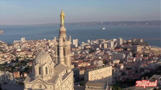 Jess et Ashley, deux belles coquines, se partagent une énorme queue