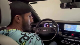 NOVIA CACHONDA HUMILLA A SU NOVIO CON DILDO NEGRO Y LE SACA TODA SU LECHE